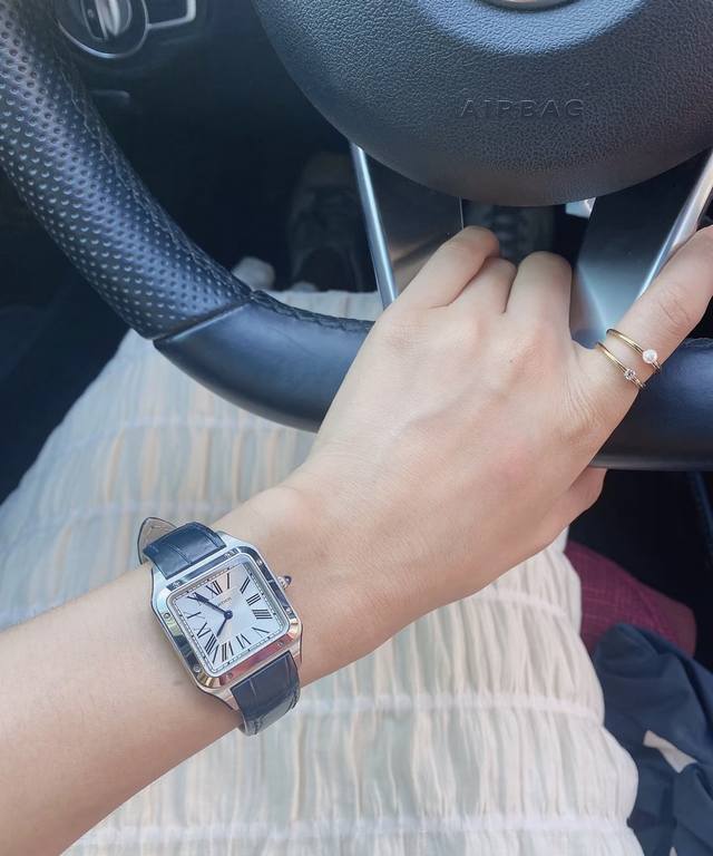 两年前买的卡地亚山度士～越看越喜欢 买的时候感觉就那么回事，也没怎么带，现在时间久了反而觉得越看越好看～#女士手表 #卡地亚 #山度士