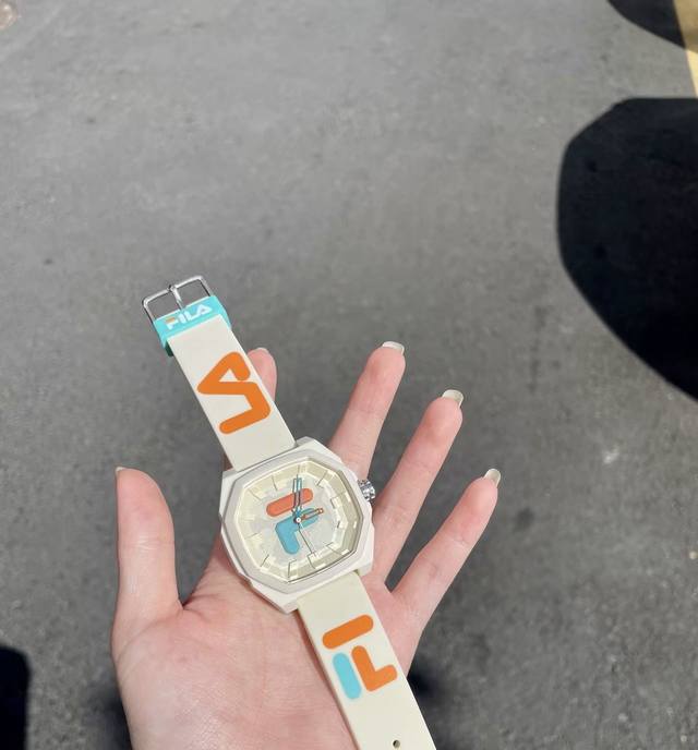 斐乐Fila 宝子们秋冬天都戴什么呀～ 我感觉这块多巴胺手表还挺不错的 表盘亮眼时尚，上手也蛮舒适的 戴出门逛街也贼拉有面！