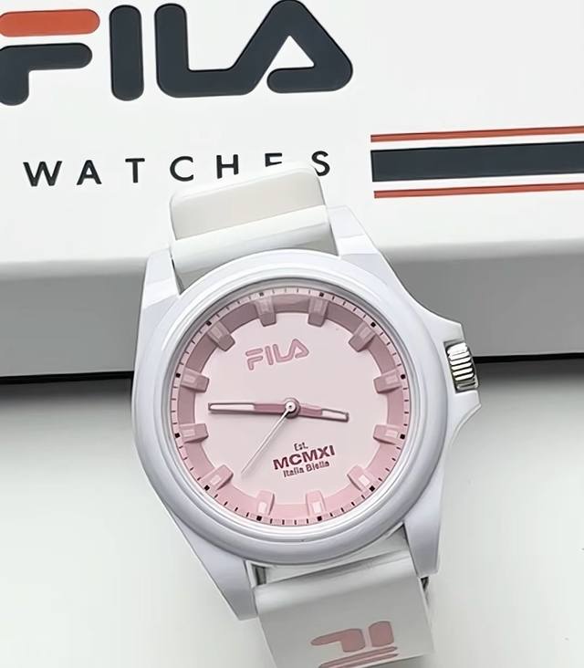 Fila斐乐的手表真的是好懂女孩子 这款它家的多巴胺系列真的好 这个粉色好温柔很甜妹奶呼呼的 搭配个小裙子和T恤都表盘大小刚合适 硅胶表带带着不硌手很舒服也可以
