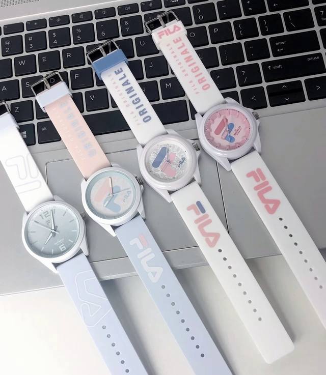 Fial斐乐 终于找到了妹妹无法抗拒的手表啦！多巴胺的配色真嘟是元气甜美值爆表了，戴在手上校园青春感直接拉满啊。#配饰的亿点点作用 #我们都爱戴手表 #宝藏饰品