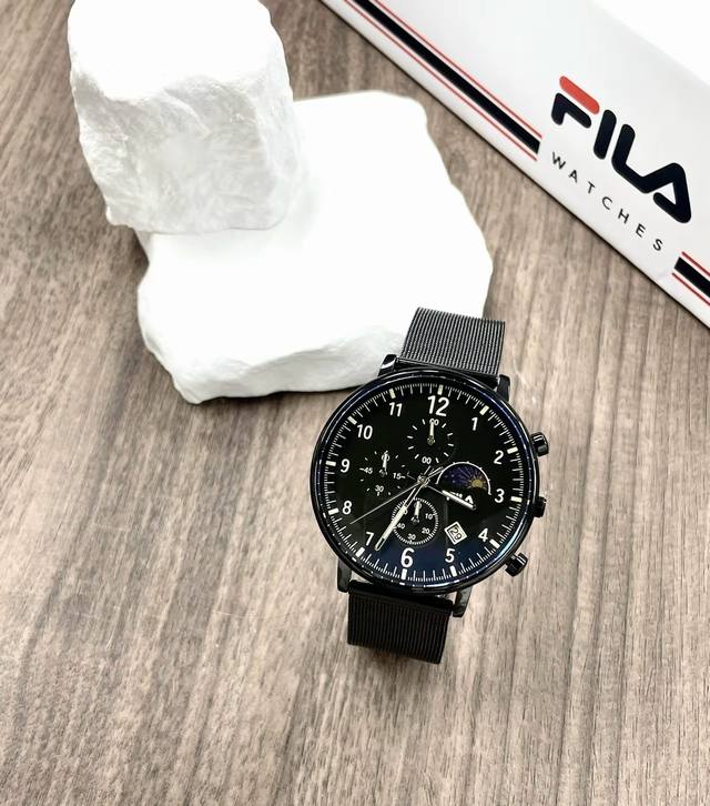 Fila fans, does anyone understand?! The cool black dial has an amazing texture!