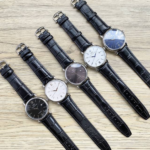 万国 Iwc 波涛系列 精品男士腕表，经典大三针设计，尊贵大气，绅士风范，卓越品质，热卖全城。采用全自动机械机芯，顶级316精钢表壳，进口小牛皮表带，矿物质超强