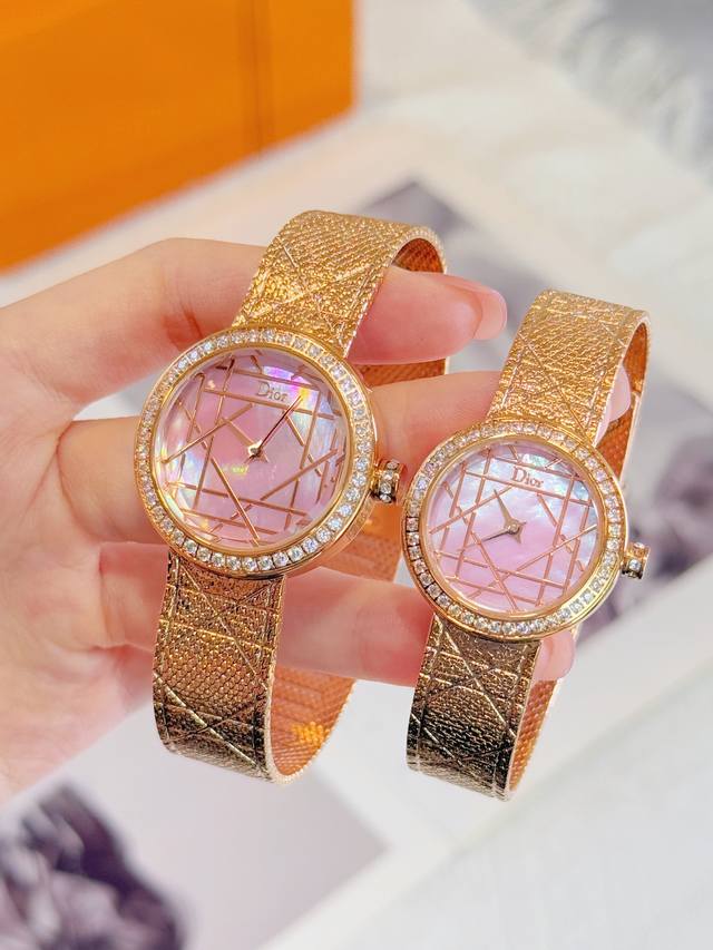 迪奥La D My Dior Cd04111X1248 Cd04115X1251系列腕表。优美的弧线设计，搭配两枚利落指针、便以其极简之风，成为迪奥的标志性作品