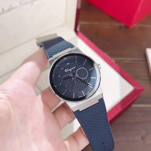 菲拉格慕男女通用型情侣款腕表，超薄时装腕表，官价10400人民币，41Mm防眩目镀蓝膜蓝宝石镜面，耐磨防刮花，Ronda原装石英机芯，稳定走时，超薄精钢Cnc，