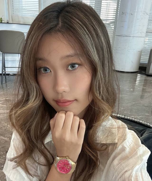 Vivienne Westwood Dragon Fruit Watch The pink and gold color scheme not only ma