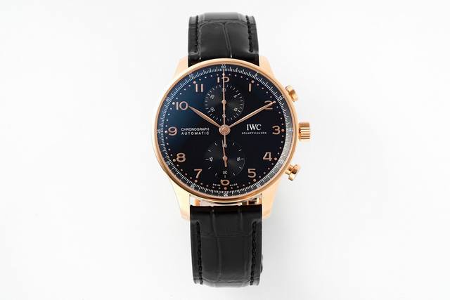 Iwc万国葡萄牙系列腕表 1精致背透，机芯可一览无余，腕表尺寸41Mmx13Mm 2新版表扣设计更加舒适精致 3搭载顶级进口瑞士7750机芯，精准稳定，不抖秒，