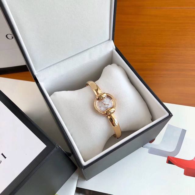 Gucci's latest bracelet model, 25mm diameter, 7.5mm thickness, sapphire crystal Gucci's latest bracelet model, 25mm diameter, 7.5mm thickness, sapphire crystal