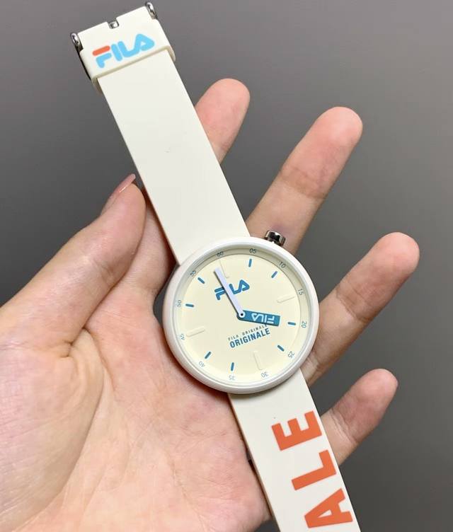 Fila斐乐 敲活泼大气腕表到啦～ 每个刻度都是分钟计时 第一感觉就是Hin卡通呀 而且包装也不错 自用或者送人嘟是不错的选择嘿嘿！