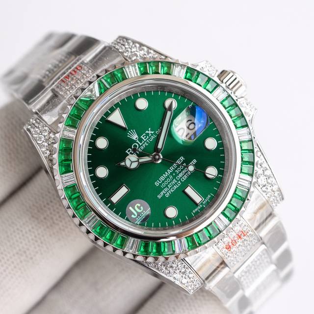 全新 V2版 奢华大作，劳Sub潜航者后镶钻定制版！是奢华闪耀与永不退色的融合，更是经典潮流的不二之选！ 表壳 腕表尺寸40Mm。每一颗钻石 彩宝均来自奥地利