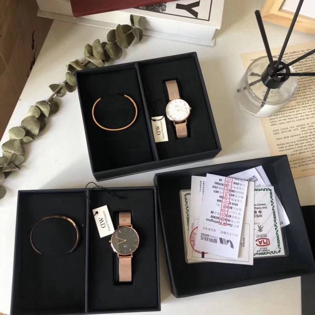 Original Dw brand new minimalist and stylish watch, with a modern dial combined