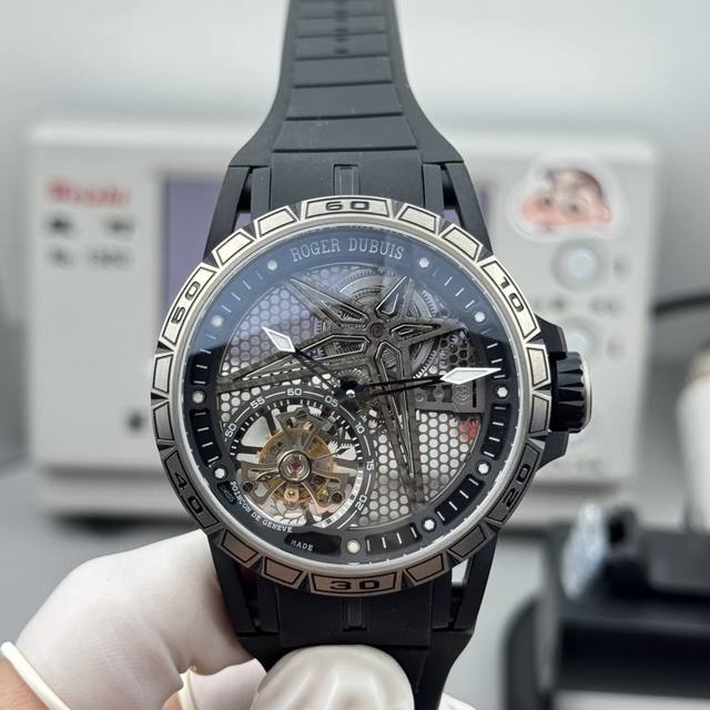 新厂-New Factory』罗杰杜彼王者竞速倍耐力单行陀飞轮#全镂空背透高级感型号分别：Rddbex0815、Rddbex0817腕表，这款腕表极具罗杰杜彼品