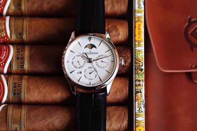 复刻界的又一历时时刻，名表三大复杂功能之一的“万年历”研发成功！V9积家大师万年历自动机械表 官方型号：白面130842J，黑面1308470，金面130 ，灰