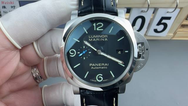 I was truly amazed when I first handled this Panerai PAM01312! The classic Lumin