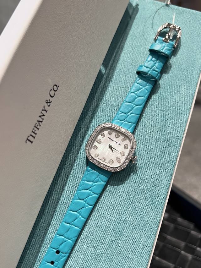 升级版 让人无法抗拒的Tiffany蒂芙尼 永恒无始无终,唯有此时此刻 这款腕表的表盘设计灵感源自20世纪六七十年代的一系列蒂芙尼复古广告,每个时标分别镶嵌一颗 升级版 让人无法抗拒的Tiffany蒂芙尼 永恒无始无终,唯有此时此刻 这款腕表的表盘设计灵感源自20世纪六七十年代的一系列蒂芙尼复古广告,每个时标分别镶嵌一颗