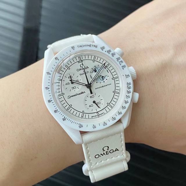 欧米茄X斯沃琪 全新登月之作Mission To The Moonphase Bex。 这款全新腕表也配备计时功能,以及超霸系列月球表的特征 印有各大Logo标 欧米茄X斯沃琪 全新登月之作Mission To The Moonphase Bex。 这款全新腕表也配备计时功能,以及超霸系列月球表的特征 印有各大Logo标