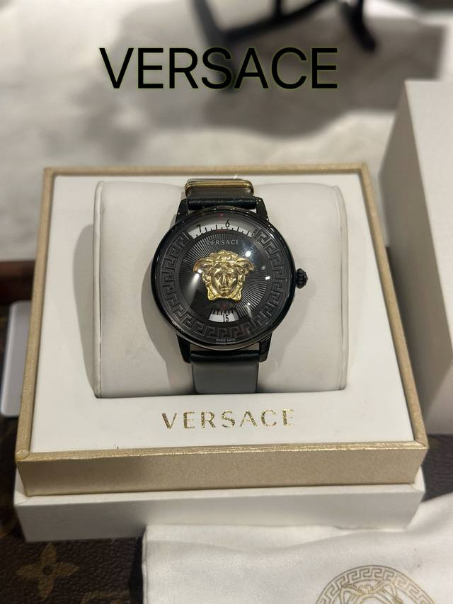 白 金黑 Versace 新款 范思哲 V-Tribute系列，3D立体的美杜莎头像摄人心魂，头像上方Verssce标识印记范思哲的品牌格调，简约盘面搭配矩形时