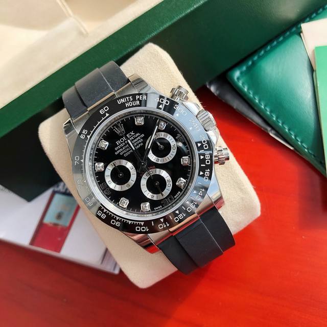 新款硬货！劳力士迪通拿来啦！ 宇宙设计型迪通拿 Cosmographdaytona 于1963年诞生，最新款式驰骋于计时腕表新工艺，突破精进与尊贵的极限。 风驰
