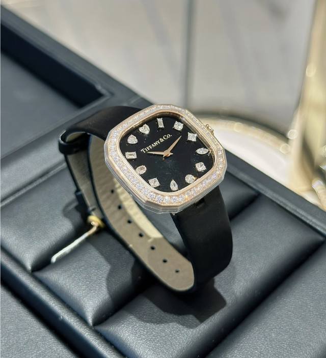 白钻 金钻 升级版 让人无法抗拒的Tiffany蒂芙尼 永恒无始无终,唯有此时此刻 这款腕表的表盘设计灵感源自20世纪六七十年代的一系列蒂芙尼复古广告,每个时标 白钻 金钻 升级版 让人无法抗拒的Tiffany蒂芙尼 永恒无始无终,唯有此时此刻 这款腕表的表盘设计灵感源自20世纪六七十年代的一系列蒂芙尼复古广告,每个时标