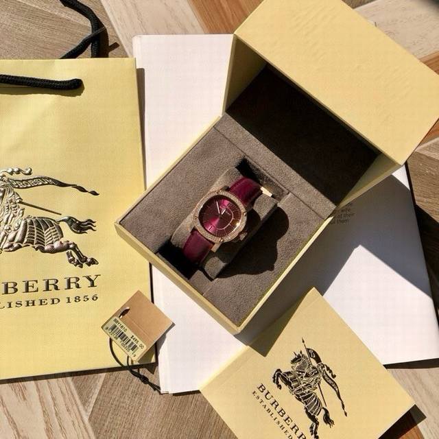 英国经典奢侈品牌，Burberry巴宝莉石英女式腕表，鹦鹉螺系列，Bby1810，知性优雅的方型表盘设计，经典又复古，堪称时尚界的典范，原装瑞士进口机芯，表径～