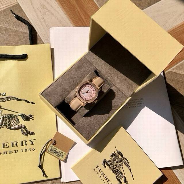 英国经典奢侈品牌，Burberry巴宝莉石英女式腕表，鹦鹉螺系列，Bby1718，知性优雅的方型表盘设计，经典又复古，堪称时尚界的典范，原装瑞士进口机芯，表径～