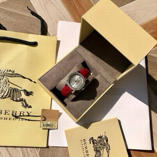 英国经典奢侈品牌，Burberry巴宝莉石英女式腕表，鹦鹉螺系列，Bby1705，知性优雅的方型表盘设计，经典又复古，堪称时尚界的典范，原装瑞士进口机芯，表径～