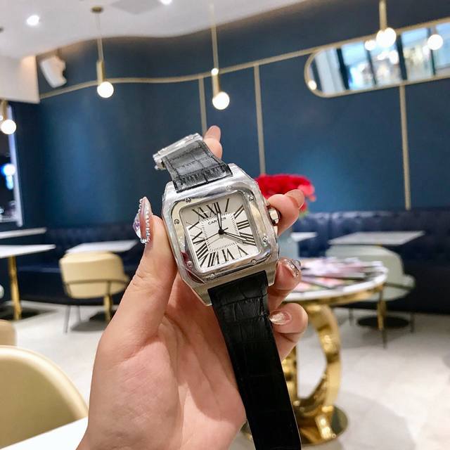 爆款回货啦卡地亚-Cartier 山度士情侣对表上市啦。卡地亚 Cartier 是一间法国钟表及珠宝制造商，于1847年由Louis-Franois Carti