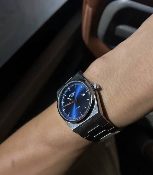 Wow夜光下的天梭更有感觉啊 1853天梭prx超级玩家戴着确实帅 方方正正的表盘 穿搭起来也很有层次感 #男生手表 #天梭 #天梭超级玩家prx