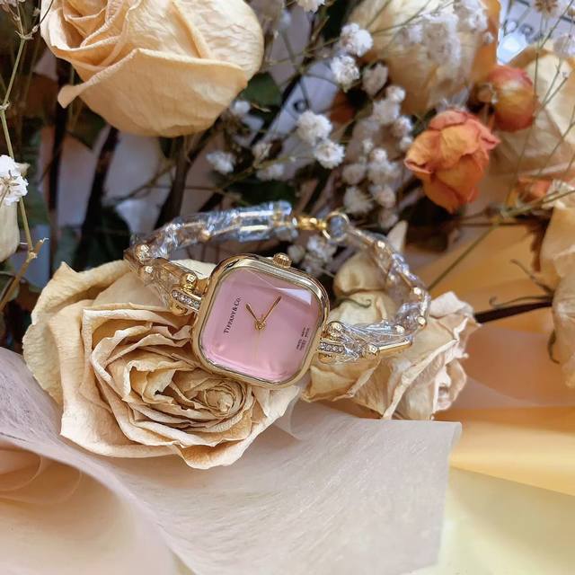 Tiffany|Hardwear系列腕表,表链好秀气 蒂凡尼新款腕表,宛如钻石切割面般的蓝宝石玻璃水晶,加上标志性的表链,贵气中又显秀气~五款表分别采用了五种不 Tiffany|Hardwear系列腕表,表链好秀气 蒂凡尼新款腕表,宛如钻石切割面般的蓝宝石玻璃水晶,加上标志性的表链,贵气中又显秀气~五款表分别采用了五种不