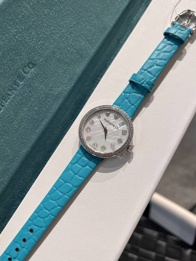 升级版无法抗拒的Tiffany蒂芙尼 永恒无始无终,唯有此时此刻 这款腕表的表盘设计灵感源自20世纪六七十年代的一系列蒂芙尼复古广告,每个时标分别镶嵌一颗采用不 升级版无法抗拒的Tiffany蒂芙尼 永恒无始无终,唯有此时此刻 这款腕表的表盘设计灵感源自20世纪六七十年代的一系列蒂芙尼复古广告,每个时标分别镶嵌一颗采用不