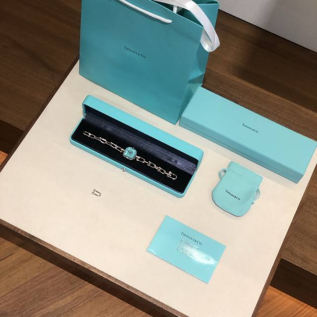 蒂芙尼Tiffany&Co S925纯银手链腕表,腕间的绮梦臻品 爱情的变革力量的一种表达。受1962年从房屋档案中发现的典型手镯的启发,硬件体现了持久的韧性和 蒂芙尼Tiffany&Co S925纯银手链腕表,腕间的绮梦臻品 爱情的变革力量的一种表达。受1962年从房屋档案中发现的典型手镯的启发,硬件体现了持久的韧性和