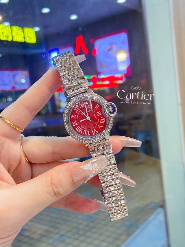 卡地亚女士腕表 进口石英机芯 直径 33Mm 该款腕表备受女性喜爱，在不同的场合映耀着她们各自的独特个性与迷人风华