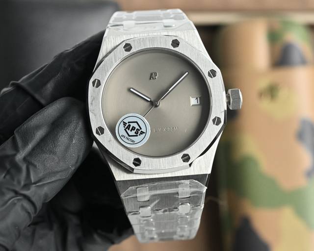 Aps Production. Kaws co-branded upgraded V2 version mechanical men's watch featu
