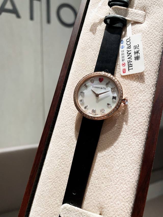 玫480 今日给大家分享一款来自美国奢华品牌Tiffany蒂芙尼最新 独家配盒出货 ~~ 现在下单即送尼龙牛皮表带一套,数量有限,先下单先得! ~~ 这一款腕表 玫480 今日给大家分享一款来自美国奢华品牌Tiffany蒂芙尼最新 独家配盒出货 ~~ 现在下单即送尼龙牛皮表带一套,数量有限,先下单先得! ~~ 这一款腕表