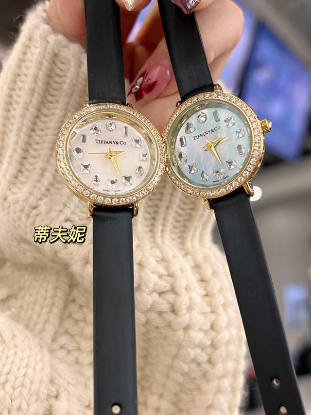 今天就给大家种草一款来自美国著名奢侈品牌Tiffany&Co.新款腕表 它不仅是一款计时工具,更是时尚与品味的象征。 外观设计:简约而不简单,独特的方形表壳,更 今天就给大家种草一款来自美国著名奢侈品牌Tiffany&Co.新款腕表 它不仅是一款计时工具,更是时尚与品味的象征。 外观设计:简约而不简单,独特的方形表壳,更