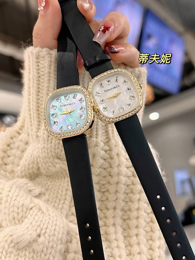 今天就给大家种草一款来自美国著名奢侈品牌Tiffany&Co.新款腕表 它不仅是一款计时工具,更是时尚与品味的象征。 外观设计:简约而不简单,独特的方形表壳,更 今天就给大家种草一款来自美国著名奢侈品牌Tiffany&Co.新款腕表 它不仅是一款计时工具,更是时尚与品味的象征。 外观设计:简约而不简单,独特的方形表壳,更