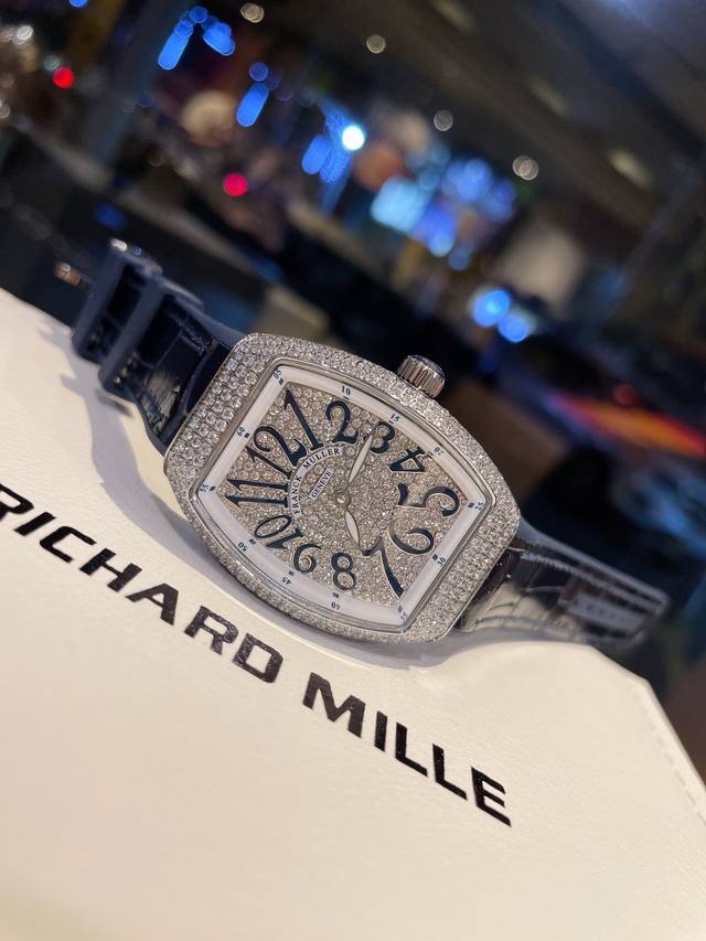 Franker Muller V32 Barrel Series: Luxurious diamond-encrusted dial with classic Franker Muller V32 Barrel Series: Luxurious diamond-encrusted dial with classic
