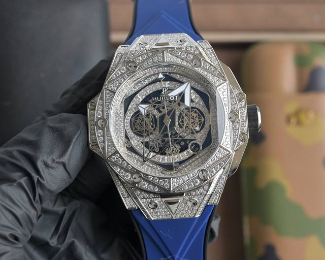 Hublot's new Big Bang Sang Bleu II "Tattoo" watch, featuring a full set of diamo Hublot's new Big Bang Sang Bleu II "Tattoo" watch, featuring a full set of diamo