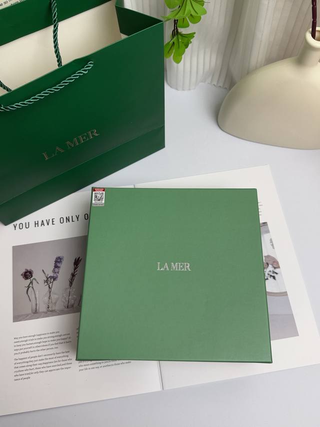 La Mer's Star Repairing Four-Piece Set: A top-tier luxury repair combo includin