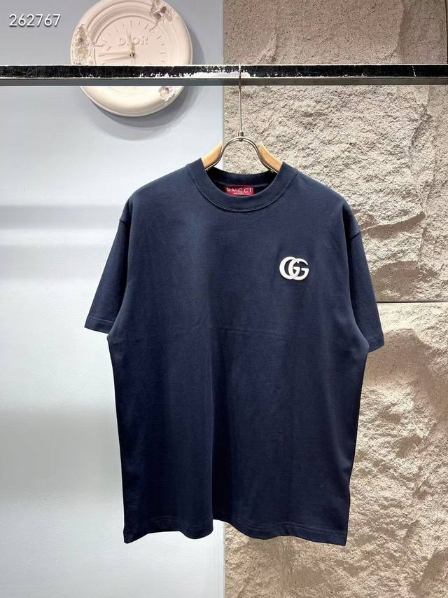 新款上架 Xm-2041Gucci*古奇刺绣标识刺绣经典Gg 短袖T恤, 洗水后300G高品质纯棉料,柔软亲肤,夏天穿很舒服胸前Gucci经典Gg刺绣标志,双G 新款上架 Xm-2041Gucci*古奇刺绣标识刺绣经典Gg 短袖T恤, 洗水后300G高品质纯棉料,柔软亲肤,夏天穿很舒服胸前Gucci经典Gg刺绣标志,双G