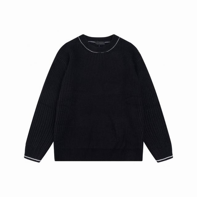 Prada 粗针明线针织毛衣工艺说明：定制订纺粗纺羊毛 并经过柔顺处理 亲肤不扎 历经3次染色 力求达到原版颜色效果，细节点在于明线的点缀和背后采用不同织数的毛