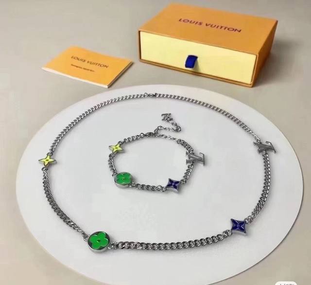 项链 Lv路易威登花卉项链 配全套包装 DDD 本款 Lv Sunrise 项链以斑斓色彩迸发春日的鲜活生命力。绚丽玻璃点缀漆面 Monogram 花卉，搭配可