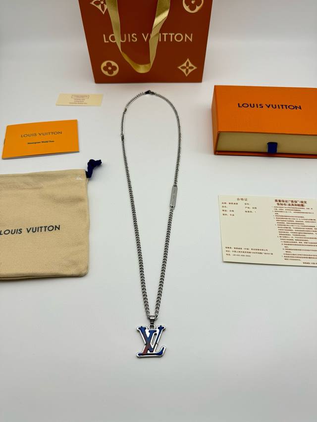 Lv路易威登彩蓝吊坠项链 配全套包装 DDD 本款 Monogram Chain 项链以个性之姿彰显系列魅力，可调节链条悬挂精巧 Monogram 花卉和别致
