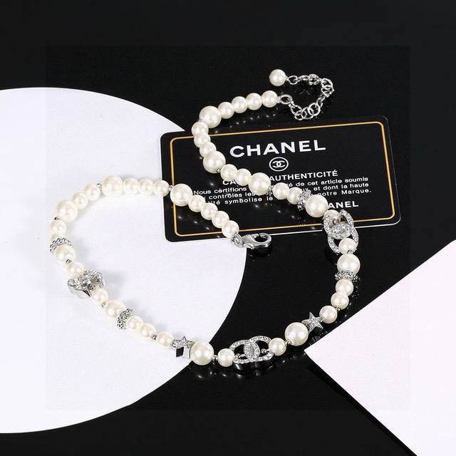 新款 Chanel 香奈儿 一百周年纪念款 珍珠项链锁骨链 DDD 非常精致，超级好看，搭配任何衣服都是很耀眼的 DDD 背面椭圆形Logo字样清晰，材质；黄铜
