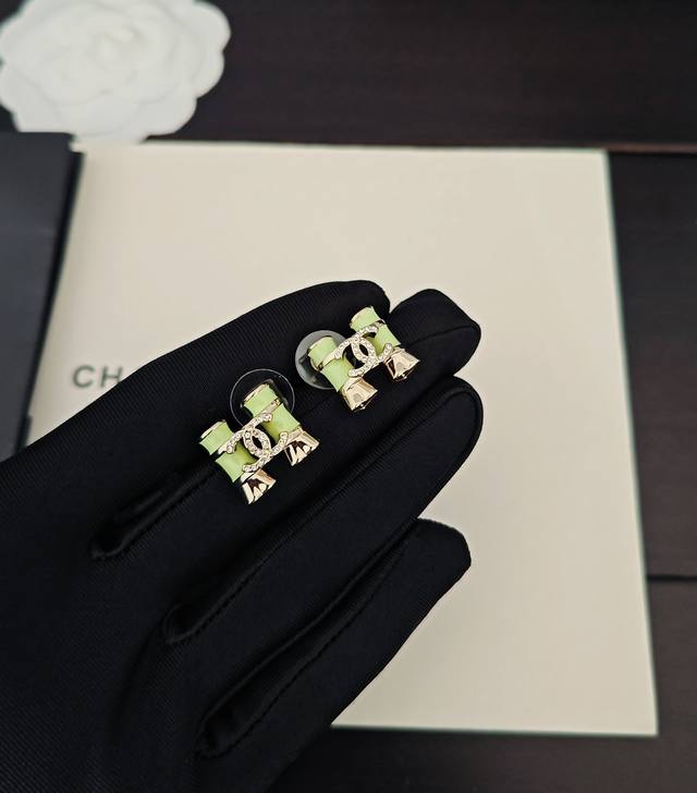 Chanel's latest green H-shaped Chanel Cc earrings, identical to the original, ma Chanel's latest green H-shaped Chanel Cc earrings, identical to the original, ma