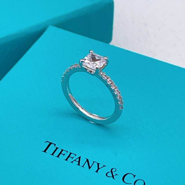 Size: 6, 7, 8 DDD Tiffany's latest silver square diamond-set ring, made of the