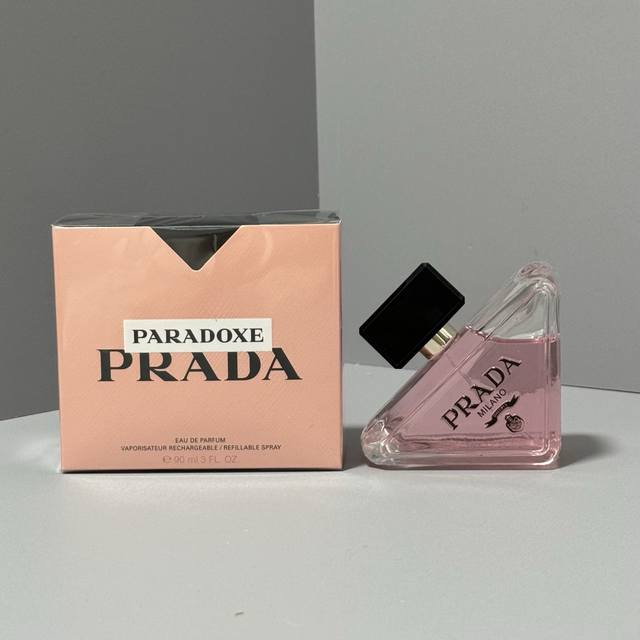 原单品质 DDD 普拉达我本莫测女士浓香水90Ml实拍现货Prada新香-我本莫测扑面而来都是甜甜的 橙花芽的前调渐变成木质琥珀香后调 这个后调的木质琥珀秋冬喷