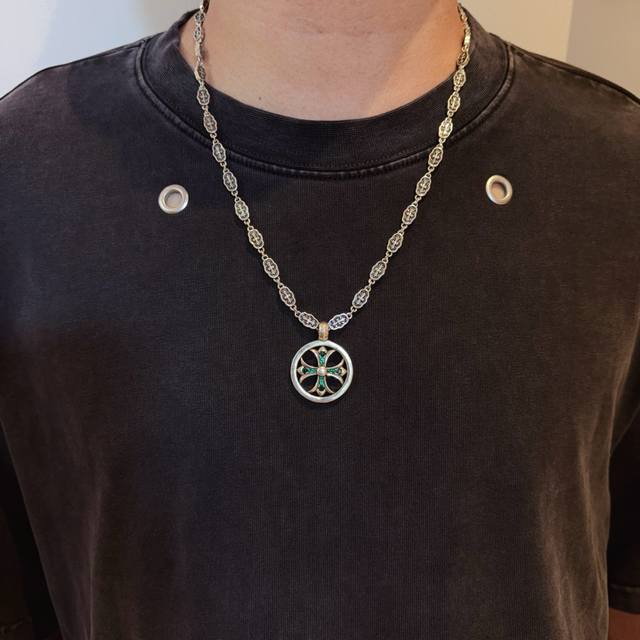 新款 专柜品质 Chrome Hearts克罗心经典复古十字花项链 绿钻圆牌吊坠 凹凸造型不同的花纹设计风格 呈现出与众不同 十字架 童军花是克罗心的志 所以更 新款 专柜品质 Chrome Hearts克罗心经典复古十字花项链 绿钻圆牌吊坠 凹凸造型不同的花纹设计风格 呈现出与众不同 十字架 童军花是克罗心的志 所以更