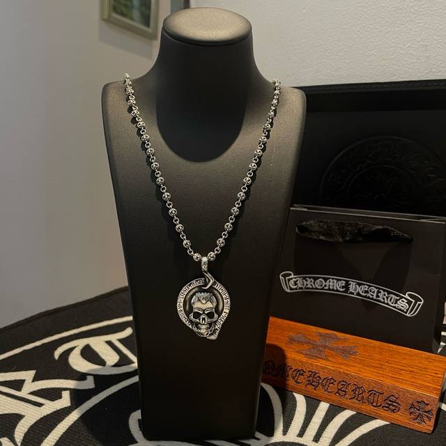 DDD 新款 专柜品质 Chrome Hearts克罗心花球项链 骷髅头吊坠 凹凸造型不同的花纹设计风格 呈现出与众不同 十字架 童军花是克罗心的志 所以更经久 DDD 新款 专柜品质 Chrome Hearts克罗心花球项链 骷髅头吊坠 凹凸造型不同的花纹设计风格 呈现出与众不同 十字架 童军花是克罗心的志 所以更经久
