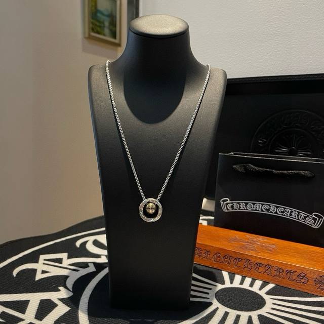新款 专柜品质 Chrome Hearts克罗心 经典复古项链 个性圆球吊坠 凹凸造型不同的花纹设计风格 呈现出与众不同 十字架 童军花是克罗心的志 所以更经久