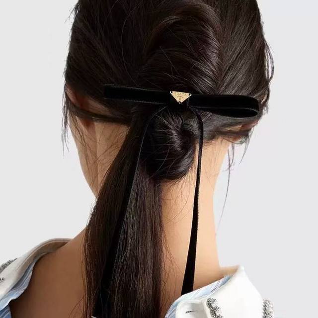 Prada 普拉达 发夹 爆款新品 精致耐看 华丽登场，整体细节非常令人惊喜，典雅而时尚，突显法式高雅气息。 DDD